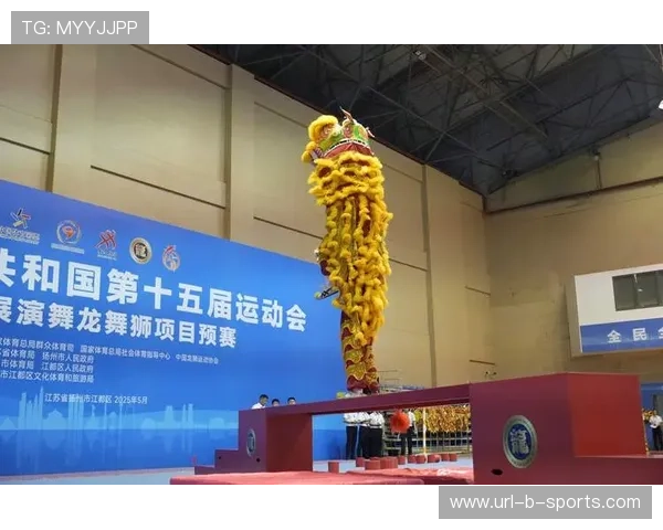 全运会武术选手赛场致意传统文化，观众呼应喝彩